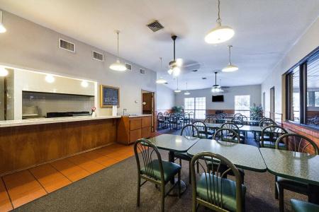 Econo Inn & Suites - 29