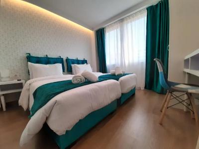 Athenian Montaza - 2
