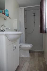 Happy Camp mobile homes in BalatonTourist Füred Camping & Bungalows - 24