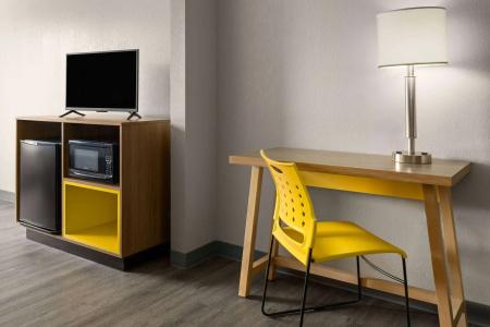 Days Inn & Suites by Wyndham - 17