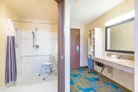 La Quinta By Wyndham East - 8