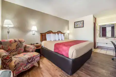 Econo Inn & Suites - 25