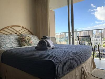 Tropical Studios At Marine Surf Waikiki - Free Parking - Best Location - Full Kitchen - Swimming Pool - 117