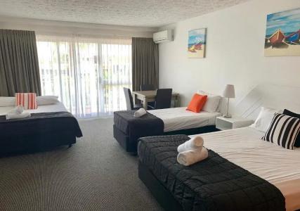 Outrigger Burleigh - 50