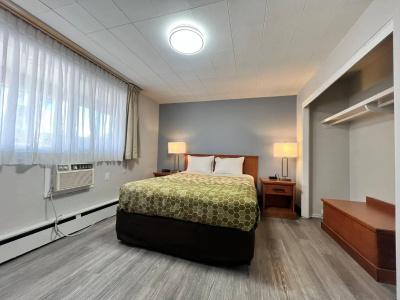 Econo Lodge Village - 5