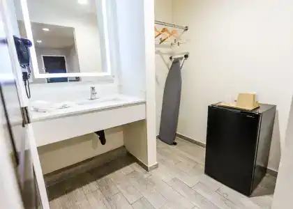 Hollywood Inn Express Lax - 6