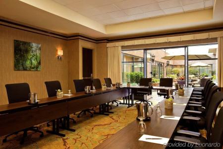 Sheraton Suites Old Town - 40