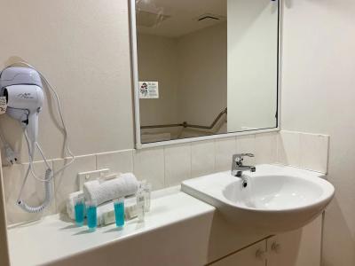 Outrigger Burleigh - 65