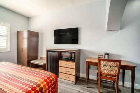 Rodeway Inn & Suites - - 60