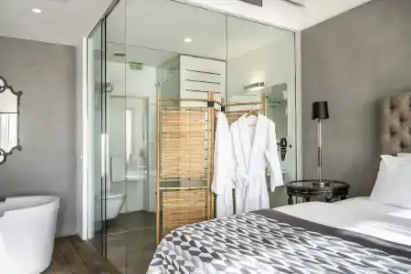 Ansen and Suites - 102
