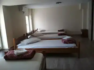 Pella Inn Hostel - 19