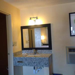 Diamond Inn & Suites - 11