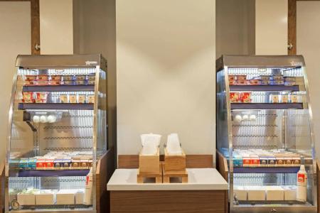 Holiday Inn Express & Suites Beach Beachfront by IHG - 11