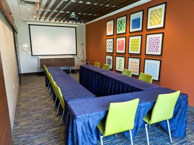 Holiday Inn Express & Suites, an IHG - 28