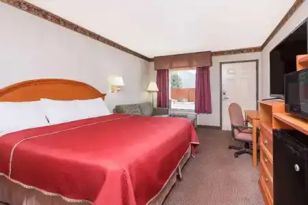 La Quinta by Wyndham-Hamilton Place - 9
