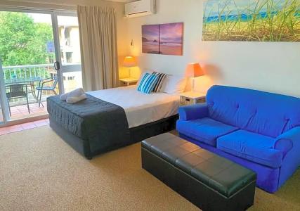 Outrigger Burleigh - 104