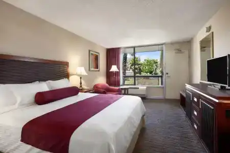 Ramada by Wyndham/Silicon Valley - 23