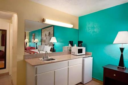 Super 8 by Wyndham Sarasota Area - 23