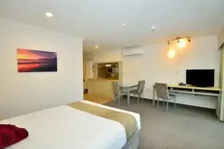 Senator Motor Inn - 13