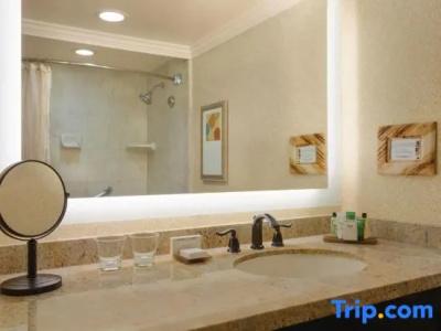 The Waterfront Beach Resort, A Hilton - 247