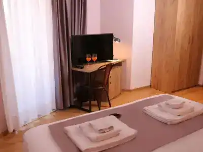 Oda Tirana - 55