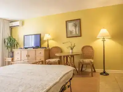 Tropical Studios At Marine Surf Waikiki - Free Parking - Best Location - Full Kitchen - Swimming Pool - 35