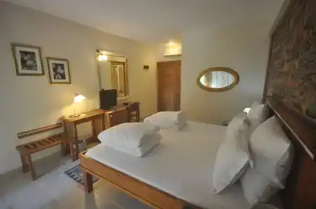 El Vino & Suites - 1
