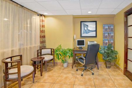 Super 8 by Wyndham Airport - 8