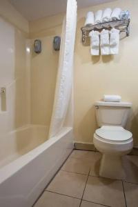 Pinn Road Inn and Suites Lackland AFB and Seaworld - 22