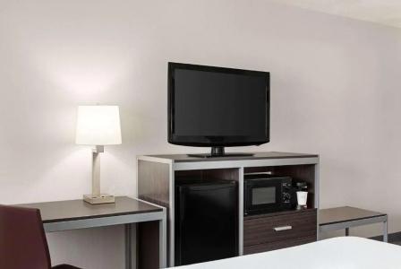 Days Inn by Wyndham San Antonio Near Fiesta Park - 23
