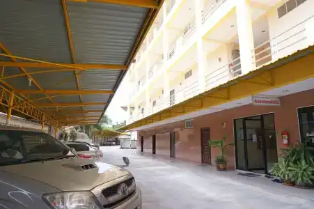 Jirasin & Apartment - 0