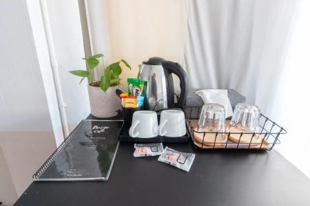 Beige Poshtels + Netflix - 45