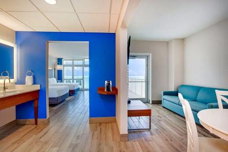 Holiday Inn Express & Suites Beach Beachfront by IHG - 150