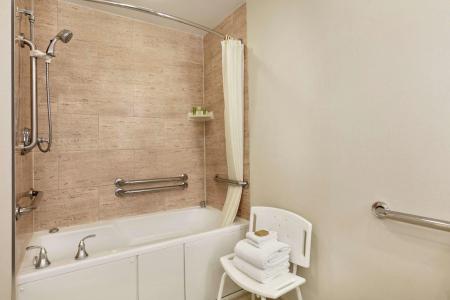 Hilton Suites Oceanfront - 8