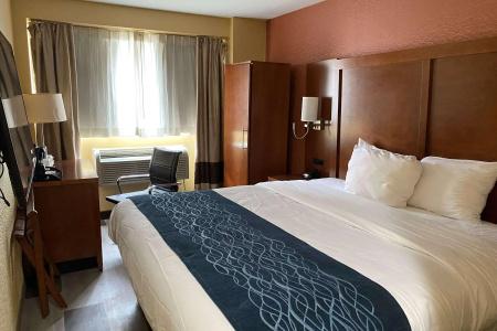Ramada by Wyndham New York Times Square West - 3