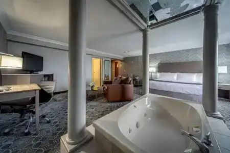 Monte Carlo Inn - 64