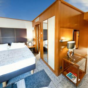 Goldstar  & Suites - 24