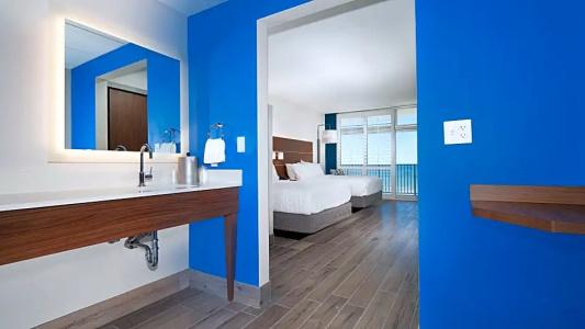 Holiday Inn Express & Suites Beach Beachfront by IHG - 102