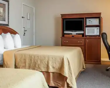 Rodeway Inn - - 4