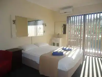 Kingsford Riverside Inn - 2