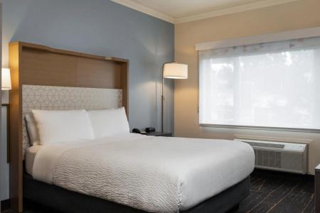 Elk Lake Inn & Suites - 2