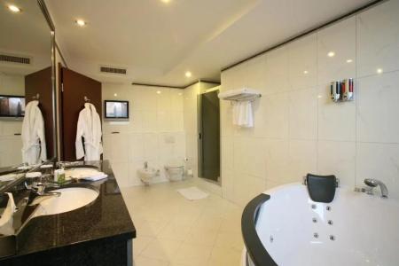 Ramada & Suites by Wyndham Bucharest North - 37