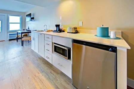 Commander & Suites - 72