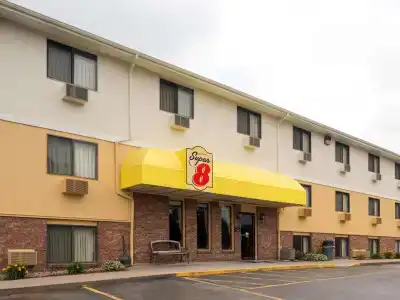 Super 8 by Wyndham NE - 10