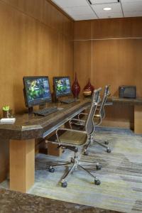 Courtyard by Marriott Boston Logan Airport - 11