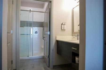 Staybridge Suites - - 39