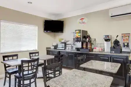 Super 8 by Wyndham Houston North I-45 - 12