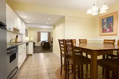 Days Inn & Suites by Wyndham - 14