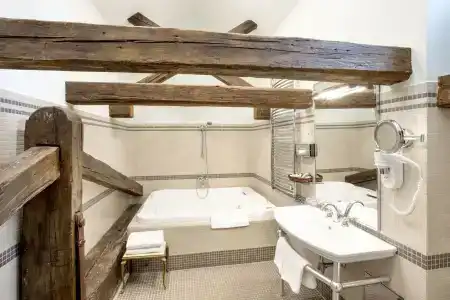 Iron Gate & Suites - 9