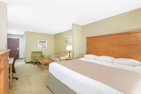 Super 8 by Wyndham Savannah - 41